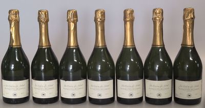 six bouteilles de champagne alignées sur une table