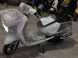 un scooter emballé dans du plastique et rangé dans un garage