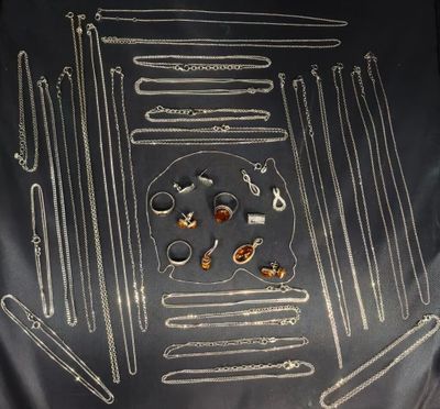 une photo montrant un assortiment de bijoux posés sur une table