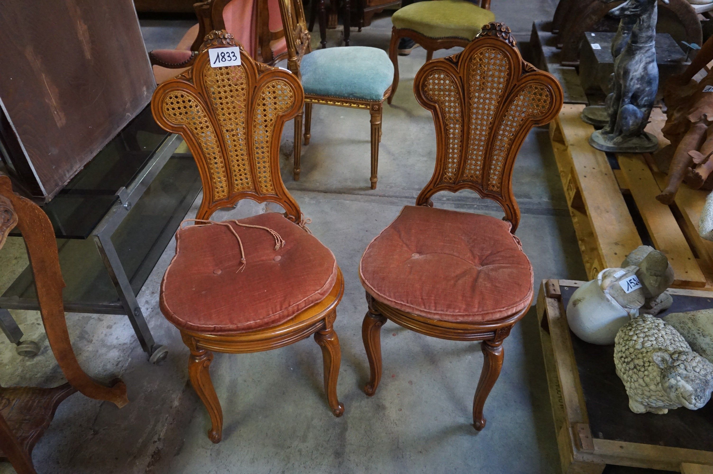 2 chaises de style Louis XV - dossier et assise en cannage