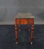 Bureau en acajou et placage d'acajou flammé ouvrant par un t… (photo 5)