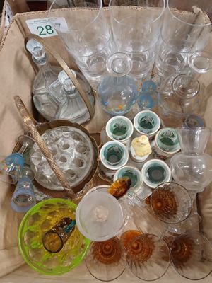 un panier rempli de verrerie et d'autres objets posé sur une table