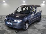 la photo d'une petite camionnette bleue garée dans un garage