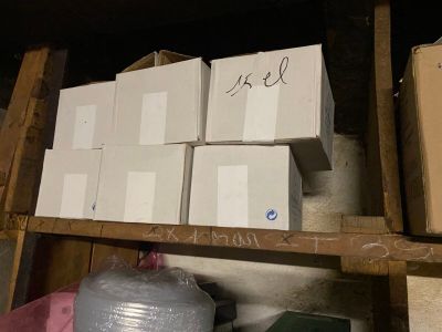 de nombreuses boîtes empilées sur une étagère dans une pièce