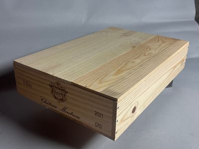 une boîte en bois posée sur une table