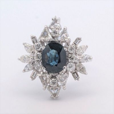 une photo d'une bague en diamant bleue et blanche