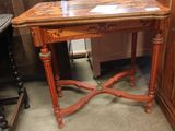 une petite table en bois avec un plateau en marbre dans une pièce