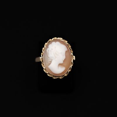 une bague en or ornée d'un camée sculpté représentant la tête d'une femme