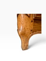 Commode en noyer à décor de larges moulures, motifs en quart… (photo 2)