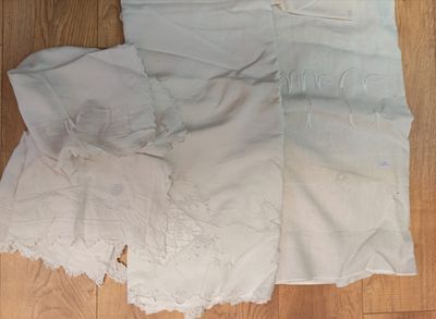 un short déchiré, gisant par terre