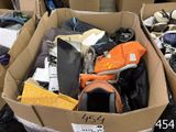 une boîte en carton remplie d'objets hétéroclites sur le sol