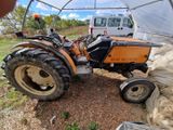 un tracteur qui est à l'arrêt dans la boue