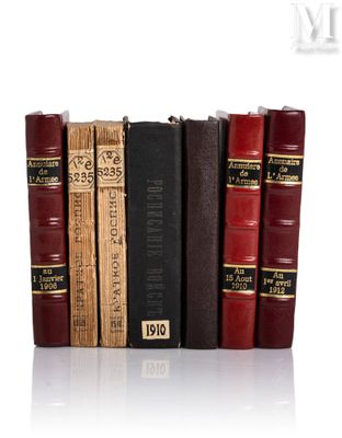 plusieurs vieux livres sont empilés sur une surface blanche