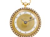 une image d'une montre de poche en gros plan sur fond blanc