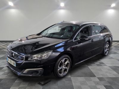 la voiture noire est garée sur un sol en damier dans le garage