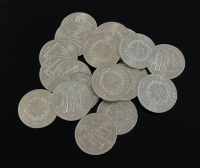 une pile de pièces d'argent sur une surface noire
