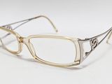 une image représentant une paire de lunettes posée sur une table