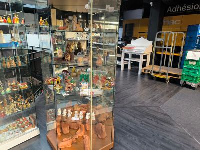 une vitrine contenant de nombreux types de jouets différents