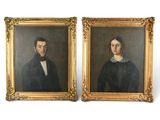 deux portraits d'un homme et d'une femme sont présentés dans un cadre en or