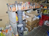 de nombreuses boîtes de conserves sur les étagères de la pièce