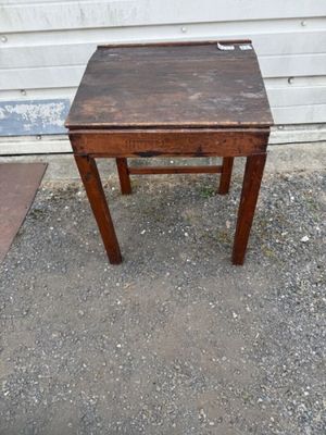 une petite table en bois sur laquelle se trouve un petit tiroir