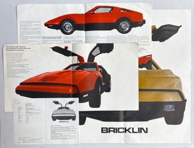 une image d'une publicité dans une brochure pour une voiture rouge et jaune