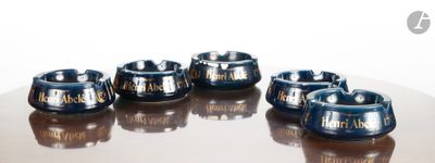 six bougies bleues posées sur une table