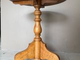 une table en bois avec un plateau en bois posée sur un sol carrelé