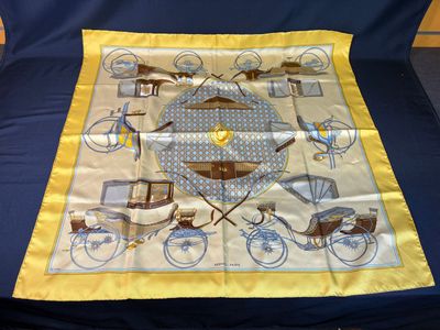 foulard en soie jaune et bleu orné d'un motif représentant un vélo et une calèche