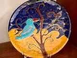 une assiette avec un oiseau posée sur une table