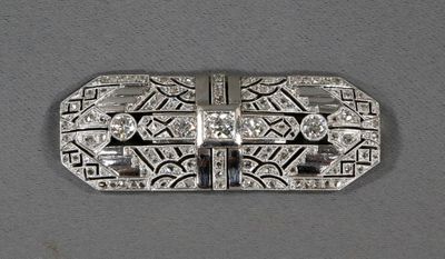 BROCHE rectangulaire à pans en or blanc 18K et platine, orné…