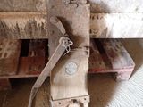 une petite machine posée sur une palette en bois