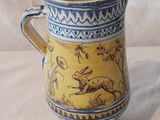 un vase jaune et bleu orné d'un lapin