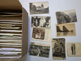 une boîte remplie de vieilles cartes postales posée sur une table