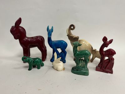 cinq figurines représentant différents animaux sur un fond blanc