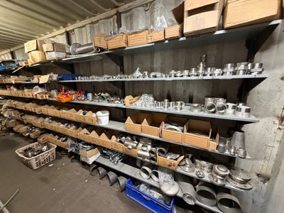 de nombreuses étagères remplies d'objets métalliques de toutes sortes