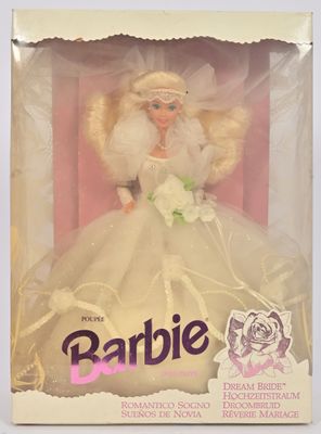 emballage d'une poupée Barbie vêtue d'une robe blanche et d'un voile