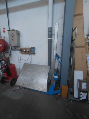 une pièce où se trouvent de nombreux cartons et une machine