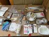 une table sur laquelle se trouvent de nombreux objets