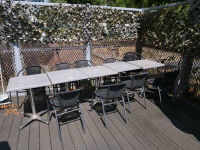 une table et des chaises sur la terrasse d'une maison