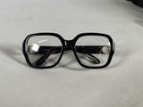 une paire de lunettes posée sur une table