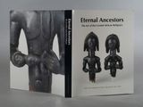 une image représentant un livre sur lequel figure une illustration de deux statues
