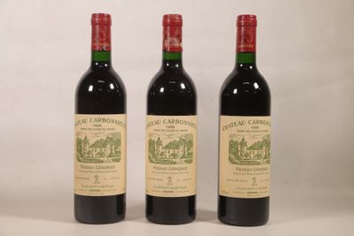trois bouteilles de vin rouge posées côte à côte sur une table