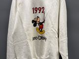 un sweat-shirt blanc orné d'un motif de Mickey Mouse