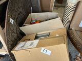 une pile de boîtes posées sur le sol