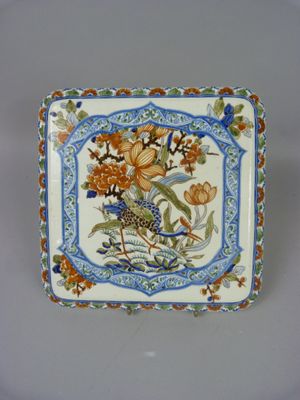 gros plan d'une assiette avec des fleurs sur une table