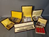 beaucoup d'argenterie dans un coffret sur une table