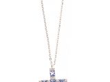 un collier avec une croix en or blanc sertie de diamants bleus et blancs, monté sur une chaîne