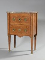 Petite commode d'entre deux en noyer et placage de noyer à d…