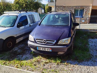 deux voitures garées l'une à côté de l'autre dans un parking
